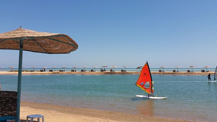 Windsurfing je oblíbenou činností v Marsa Alam