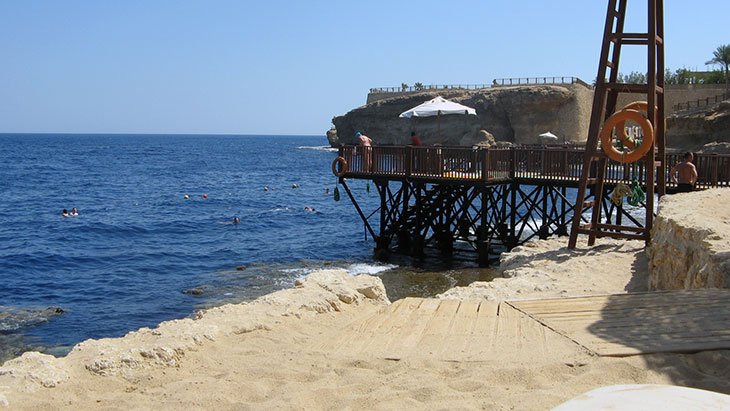 Písčitá pláž není v Sharm el Sheikh samozřejmostí