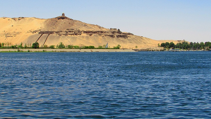 Pohled na Asuánskou přehradu